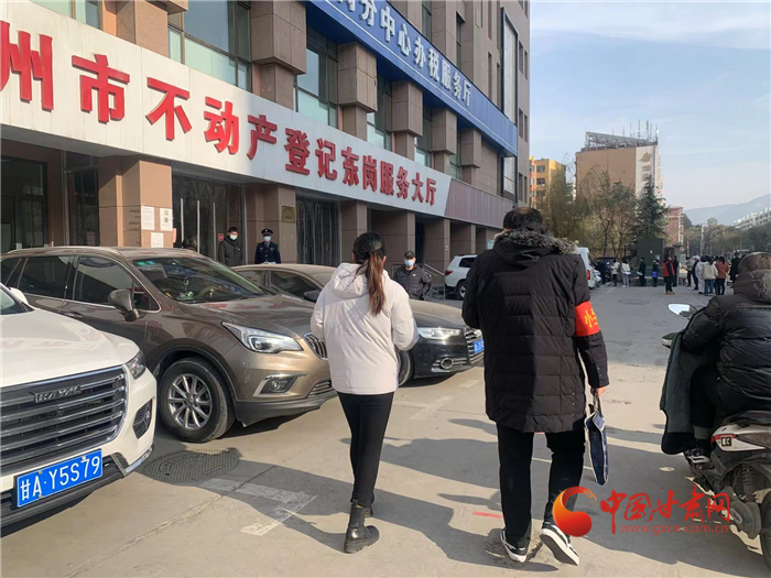 【我為群眾辦實(shí)事】蘭州市城關(guān)區(qū)：社區(qū)幫辦有誠(chéng)意 這21戶(hù)居民的產(chǎn)權(quán)證拿到了