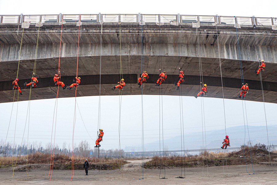 硬核！甘肅天水森林消防員百米高空練技能