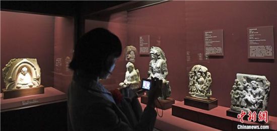 2018年8月，《平山郁夫的絲路世界——平山郁夫絲綢之路美術(shù)館文物展》在甘肅敦煌莫高窟開展。中新社記者 楊艷敏 攝