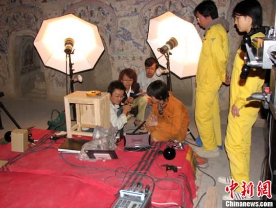 敦煌研究院與日本東京文化財研究所合作進行第285窟多光譜無損調(diào)查工作現(xiàn)場。中新社發(fā) 婁婕 供圖