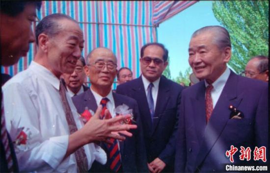1994年8月，時任日本首相竹下登(右一)與時任敦煌研究院院長段文杰在莫高窟親切交談。中新社發(fā) 婁婕 供圖