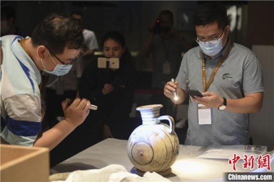2020年6月，在長沙博物館舉行“從地中海到中國：絲路寶藏——平山郁夫絲綢之路美術(shù)館藏文物展”前，專家開箱鑒定文物。中新社記者 楊華峰 攝