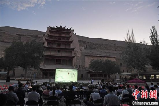 2018年8月，在敦煌莫高窟標志性建筑“九層樓”前，《回顧平山郁夫先生的貢獻》座談會舉行。來自中日兩國的專家、學者共同懷念這位情系敦煌數(shù)十載的繪畫巨匠、中日友好的文化使者、世界文化遺產(chǎn)的守護者。中新社記者 楊艷敏 攝