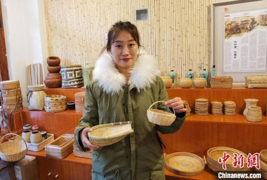 40多種精小玲瓏、純手工制作的新型盛食容器、居家工藝品等，每一件都令人愛(ài)不釋手。　馮志軍 攝