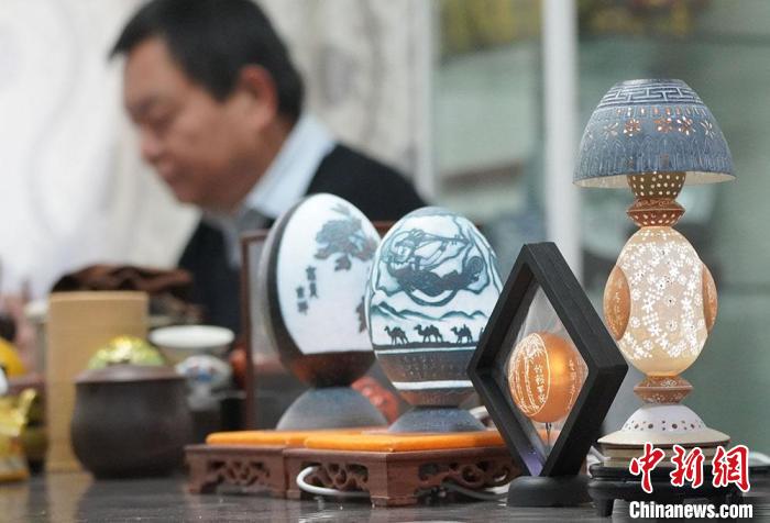 圖為吳義澤完成的蛋雕作品?！【琶赖ぴ?攝