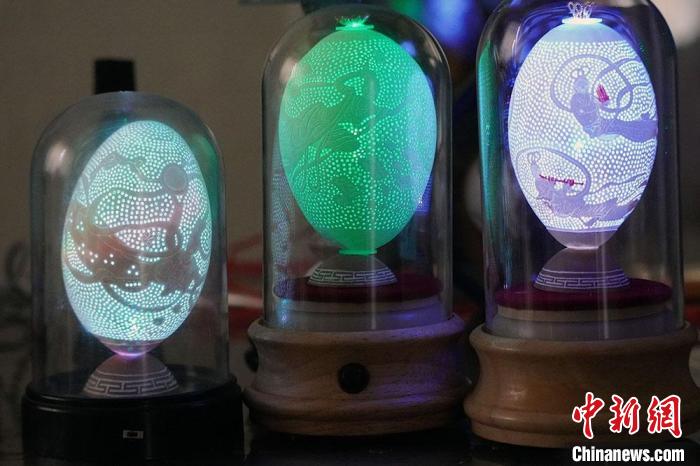 圖為以敦煌飛天為元素的蛋雕作品。　九美丹增 攝