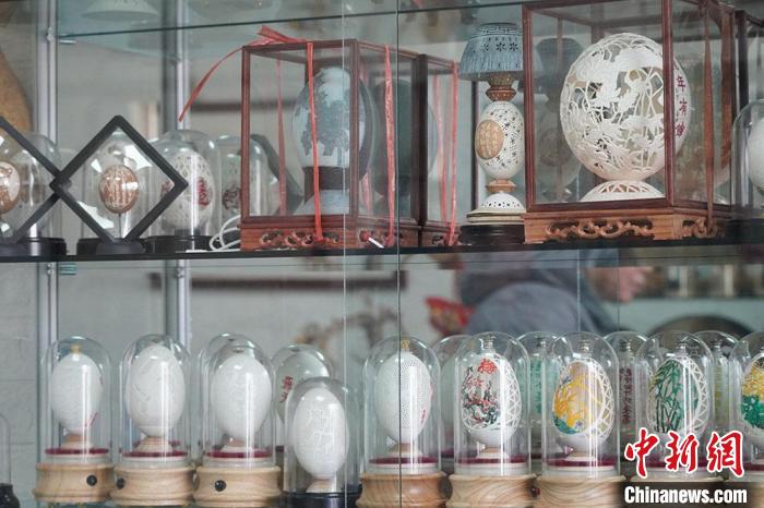 圖為吳義澤收藏柜內的蛋雕作品?！【琶赖ぴ?攝