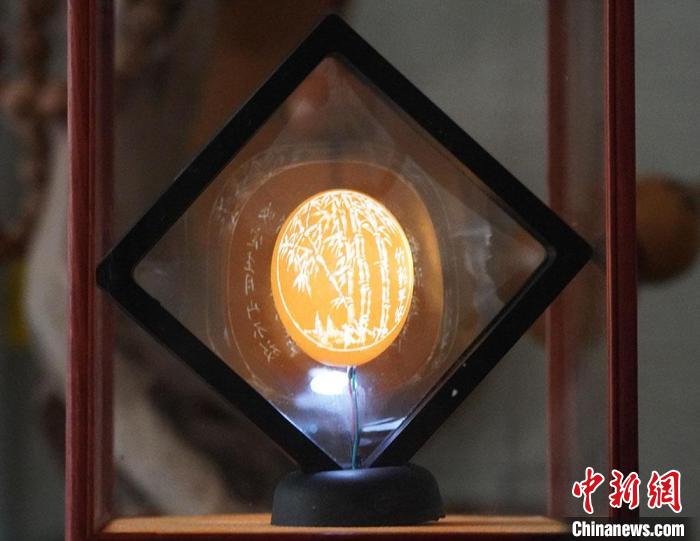 圖為吳義澤新包裝給蛋雕呈現立體感?！【琶赖ぴ?攝