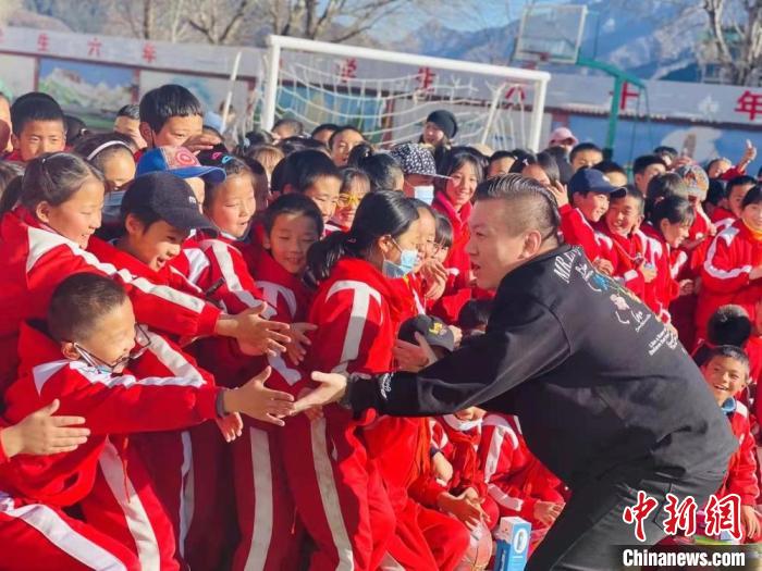 1月初，第五屆“街舞進藏鄉(xiāng)”公益助學活動在甘肅甘南結束，旨在讓藏族學子感受到街舞魅力?！￡惿菩?攝