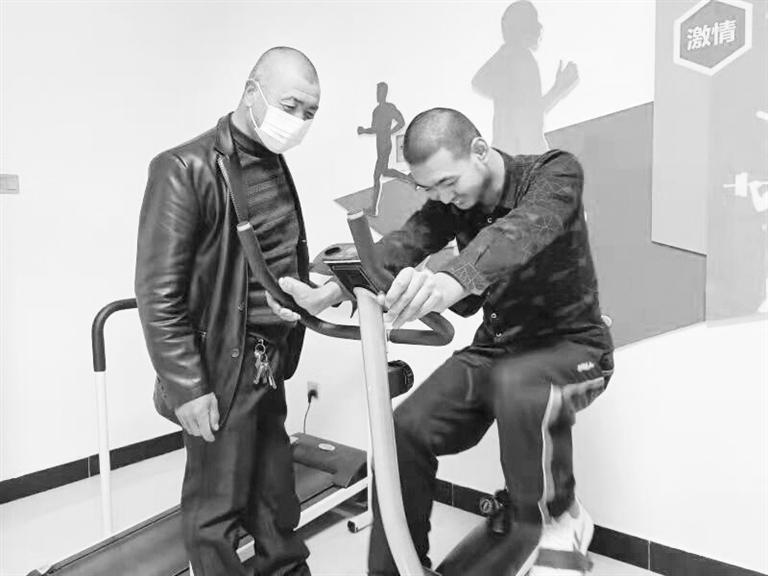 父愛(ài)如山！張掖高臺(tái)殘疾父親悉心照顧殘疾兒子20余年