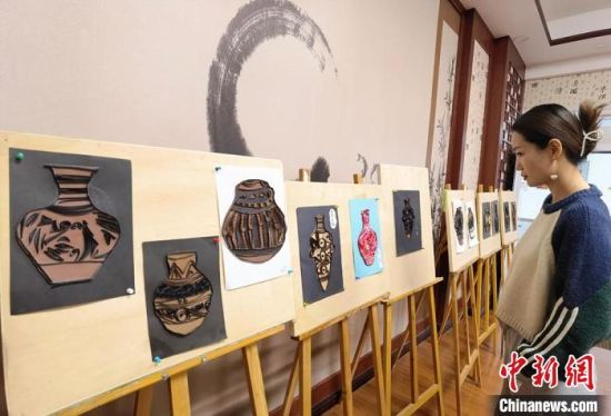 圖為學(xué)生用衍紙材料制作的彩陶紋飾。　劉玉桃 攝