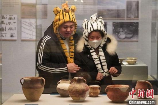 圖為市民戴虎頭帽在博物館內參觀。九美旦增 攝