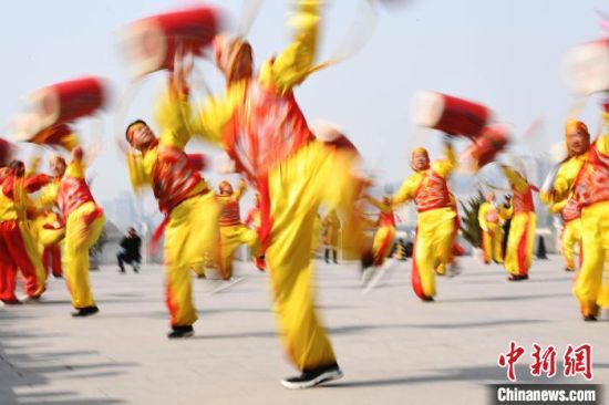 2019年2月19日，演員在黃河岸邊的蘭州水車博覽園內(nèi)進(jìn)行太平鼓表演，歡慶元宵佳節(jié)。(資料圖) 　楊艷敏 攝