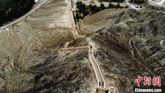 圖為甘肅嘉峪關(guān)懸臂長(zhǎng)城吸引游客打卡 。(資料圖) 李亞龍 攝