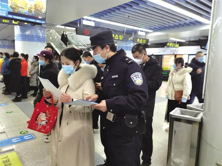 講解詐騙套路 普及“斷卡”常識 蘭州城關(guān)公安分局、交通治安分局聯(lián)合反詐宣傳進地鐵