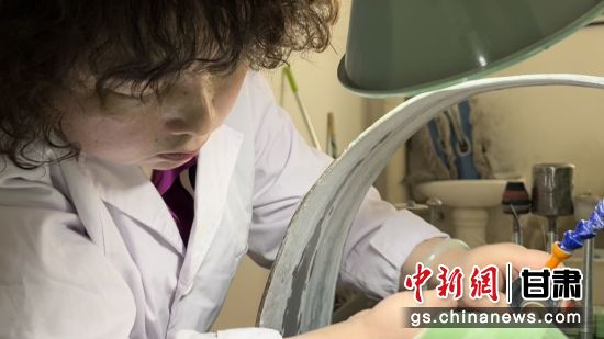 夜光杯制作學徒謝小琴坦言，雖工作枯燥，但是能夠掌握國家級非遺技藝是很自豪的。王牧雨 攝