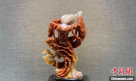 圖為翩然起舞的飛天玉雕?！「攥?攝