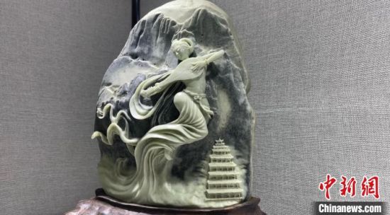 圖為李學(xué)平的玉雕作品。　高瑩 攝