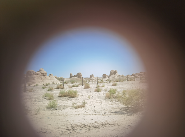 插圖2：透過河西走廊遺存的古陶片孔洞所見。攝影：陳曉斌。拍攝日期：2020年6月。