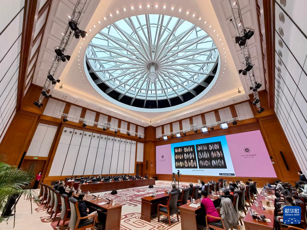 3月18日，“中國社會科學(xué)院考古學(xué)論壇·2021年中國考古新發(fā)現(xiàn)”進行入選項目報告環(huán)節(jié)（手機照片）。