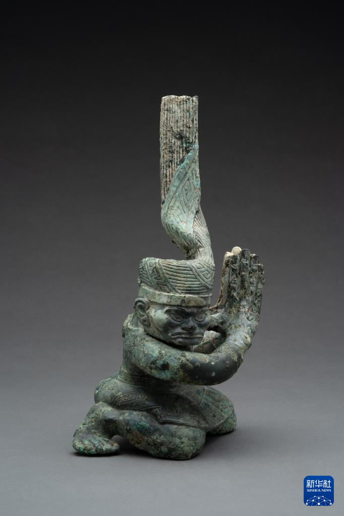 四川廣漢市三星堆商代遺址四號坑出土扭頭跪坐銅人像（資料圖）。