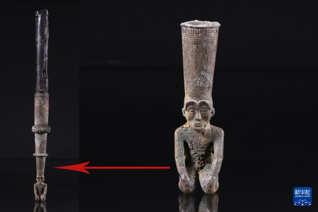 江西樟樹市國字山戰(zhàn)國墓葬出土銅跽坐人鐓（資料圖）。