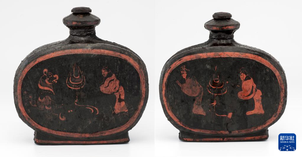 湖北云夢縣鄭家湖戰(zhàn)國秦漢墓地出土扁壺（資料圖）。