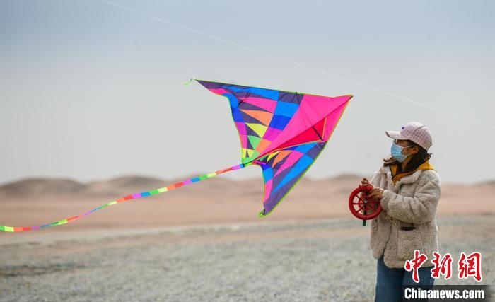 圖為市民正在陽關(guān)景區(qū)放風(fēng)箏?！⊥醣筱y 攝