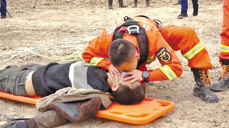 天水：消防員人工呼吸救回中毒農(nóng)民工 我們?yōu)槟泓c(diǎn)贊！