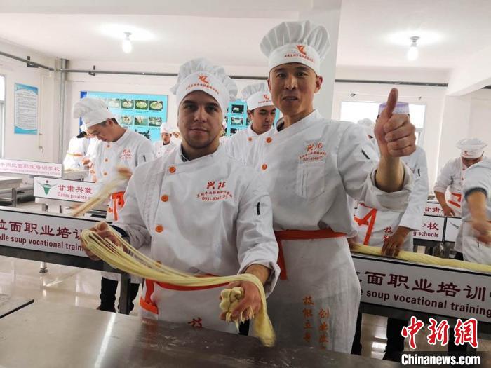 圖為外國(guó)留學(xué)生學(xué)習(xí)牛肉面的制作。(資料圖) 史靜靜 攝