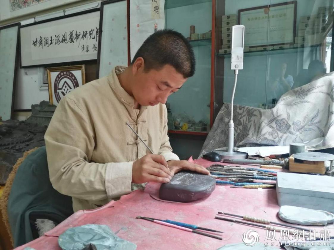 洮硯制作技藝第六代傳人、國(guó)家藝術(shù)基金資助青年藝術(shù)家、正高級(jí)洮硯雕刻藝術(shù)師李江平十年如一日專注于洮硯制作 圖源自網(wǎng)絡(luò)