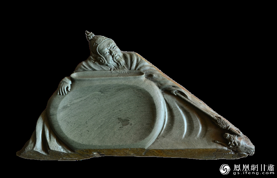 《醉臥沙場(chǎng)君莫笑》硯使王翰《涼州詞》中“醉臥沙場(chǎng)君莫笑，古來(lái)征戰(zhàn)幾人回？”的意境躍然硯臺(tái)之上。資料圖