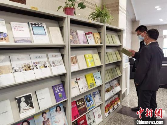 圖為國網甘肅電力黨校的職工書架。　徐雪 攝