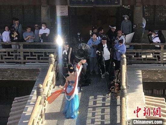 圖為5月以來，“奧大?！敝辈ガF(xiàn)場引游客圍觀?！《鼗褪形麄鞑抗﹫D