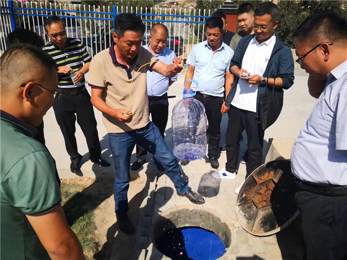 城關(guān)區(qū)作風(fēng)建設(shè)督察組赴青白石污水處理站，檢查污水采樣情況。.jpg