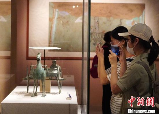 圖為參觀者參觀“大道攸歸：五涼文化展”展陳文物?！【琶赖┰?攝