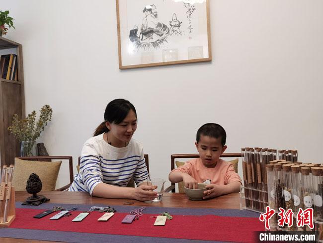 圖為魯雯為小學(xué)員授課和培訓(xùn)。　馮志軍 攝