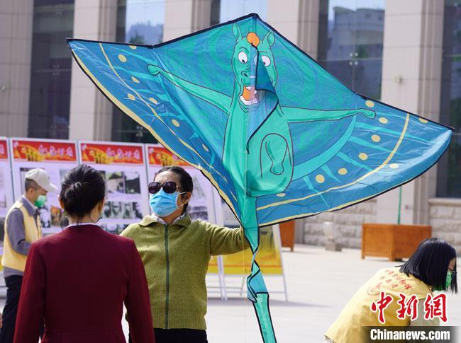 5月18日，甘肅省博物館為觀眾免費(fèi)發(fā)放文創(chuàng)產(chǎn)品“綠馬飛俠”風(fēng)箏。　 九美旦增 攝