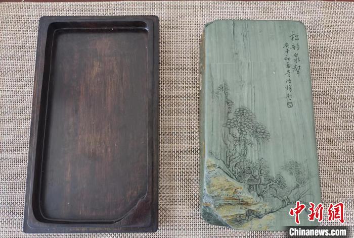 圖為甘肅甘南州洮硯藝人為提升洮硯文化內(nèi)涵，制作“一盒一拓”成品展示。(資料圖) 張婧 攝