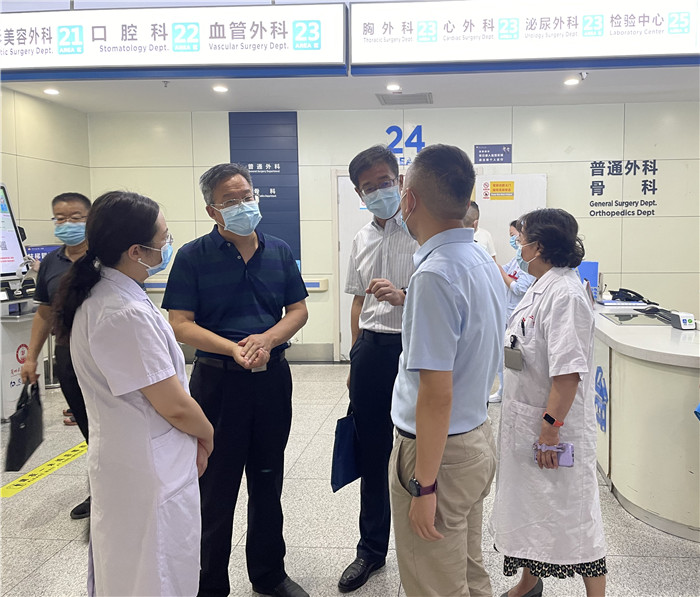 7月12日，甘肅省紀(jì)委監(jiān)委派駐省衛(wèi)健委紀(jì)檢監(jiān)察組紀(jì)檢監(jiān)察干部在蘭大二院門診開展疫情防控監(jiān)督檢查。魏雪 攝.jpg