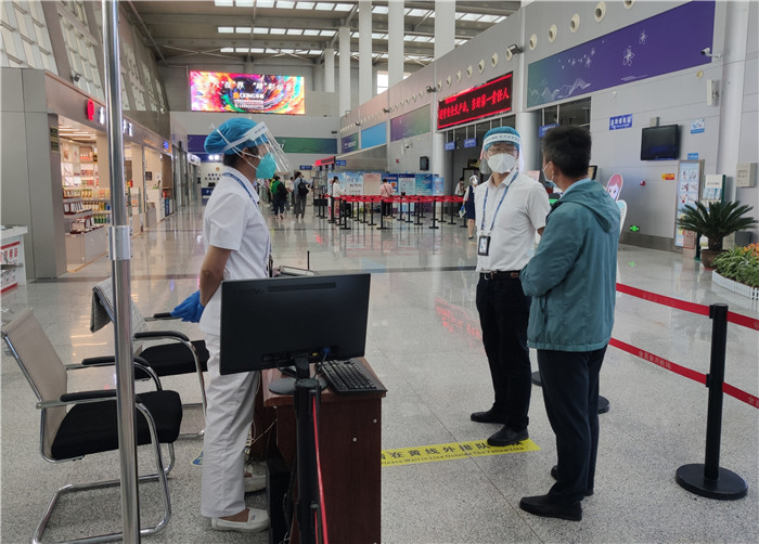 7月15日，金昌市金川區(qū)紀(jì)委監(jiān)委駐區(qū)委政法委紀(jì)檢監(jiān)察組在金昌機(jī)場監(jiān)督檢查疫情防控措施落實(shí)情況。王曉梅攝.jpg