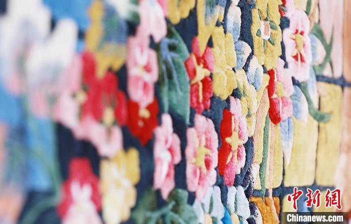 圖為手工地毯成品?！《姑?攝