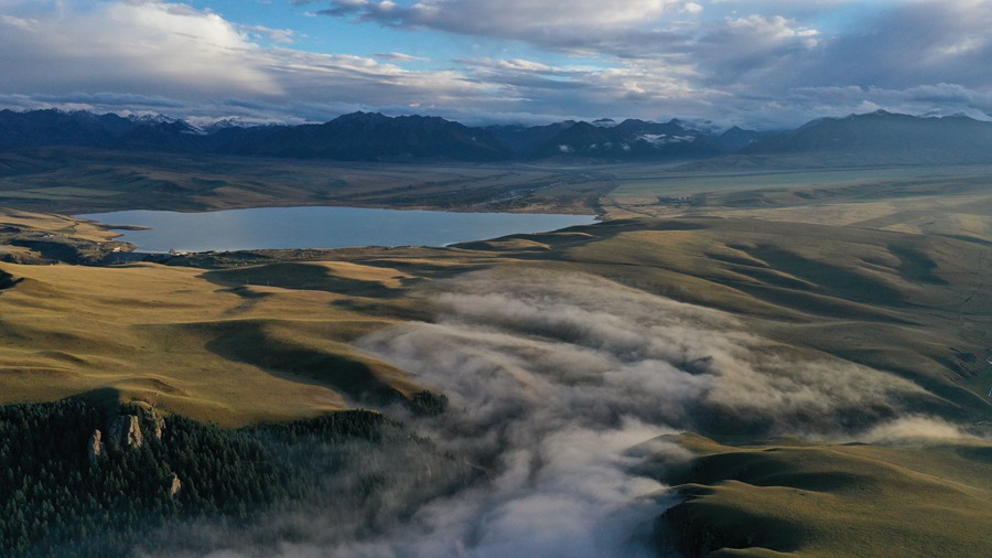 甘肅山丹馬場(chǎng)：峽谷云霧似仙境。 王超攝