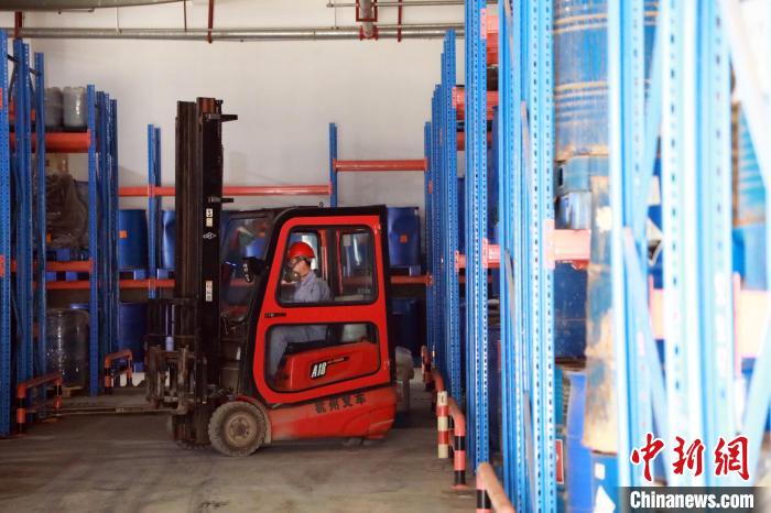 圖為甘肅省危險廢物處置中心危險廢物儲存庫?！∥航ㄜ?攝