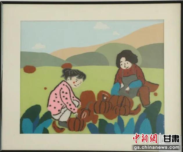 嘉峪關市新城鎮(zhèn)新城村農(nóng)業(yè)產(chǎn)業(yè)園區(qū)內(nèi)，母女兩人在摘南瓜。刺繡 馬艾米乃 繡稿 敬紅霞