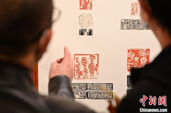 圖為甘肅蘭州，參展作品吸引參觀者。 中新社記者 李亞龍 攝