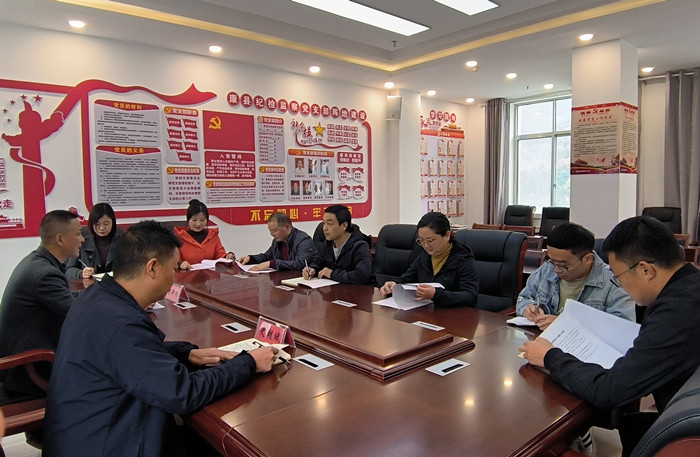 10月19日，康縣紀(jì)委監(jiān)委組織部分班子成員，辦公室、信訪室、案管室、審理室、紀(jì)檢監(jiān)察室等相關(guān)工作人員開展黨的二十大報(bào)告專題討論。.jpg
