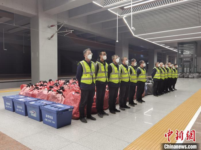 今年“雙11”，蘭州鐵路局在既有運能基礎上，動態(tài)調(diào)整行李車運力，全方位滿足物流運輸需求?！√m州鐵路局供圖