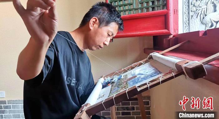 圖為甘肅天水市武山刺繡非遺代表性傳承人劉云帆專心刺繡。(資料圖) 甘肅省非遺保護(hù)中心供圖