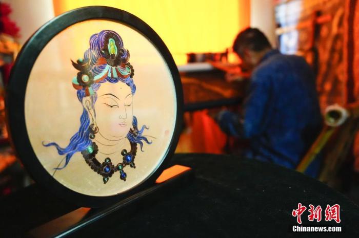 圖為劉云帆所創(chuàng)作的敦煌元素刺繡作品。 中新社發(fā) 謝秉錫 攝